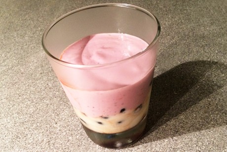 Heidelbeer-Himbeer-Cremedessert
