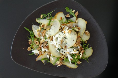 Birne mit Dolce Latte, Rucola und Nüssen