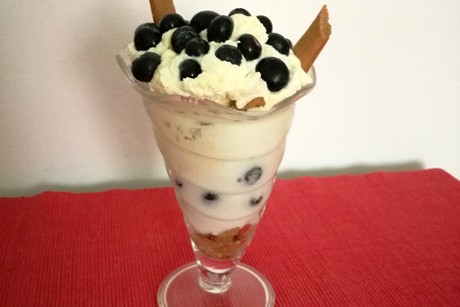 Eisdessert mit Heidelbeeren