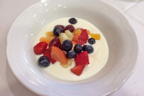 Feine Topfencreme mit Obstsalat