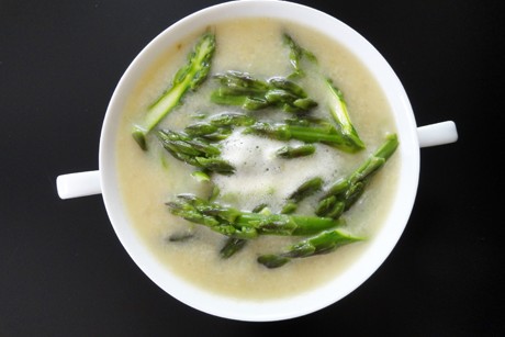 Erdäpfelsuppe mit Grünspargel