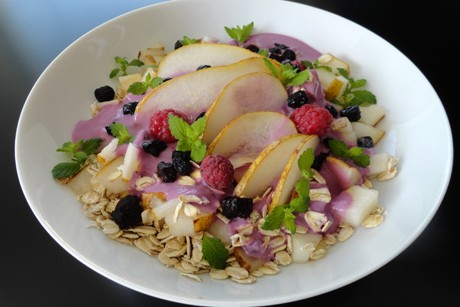 Müsli mit Birne, Beeren und Cranberries