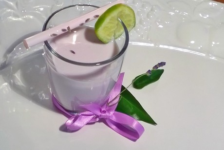 Lavendelmilch mit Zitrone