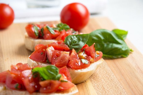 Tomaten-Bruschetta mit Basilikum