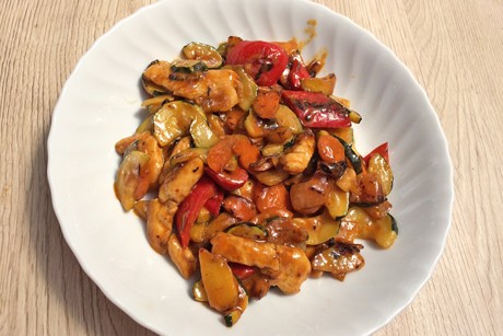 Bunte Gemüsepfanne mit Putenfleisch