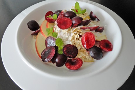 Apfelmüsli mit Kirschen