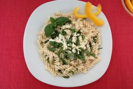Dinkel-Dralli mit Mozarella und Basilikum