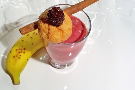 Brombeersmoothie mit Banane, Zimt und Amaretti