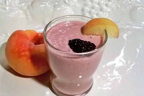 Brombeermilch mit  weißem Saturnpfirsich