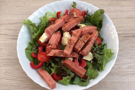 Gemischter Salatteller mit scharfem Leberkäse