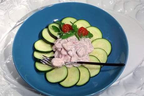 Radieschen-Zucchini-Salat mit Dilljoghurt