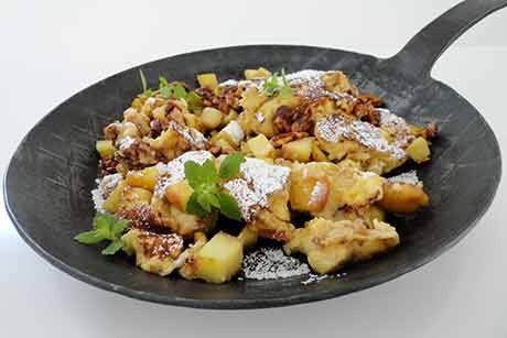 Apfelschmarren mit karmellisierten Walnüssen