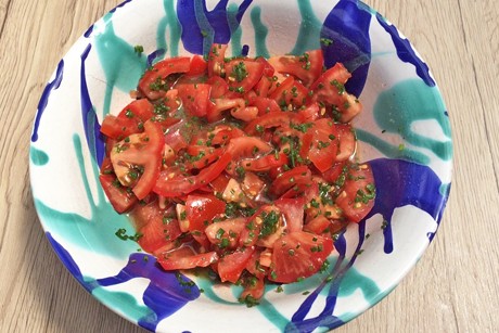 Tomatensalat mit Schnittlauch