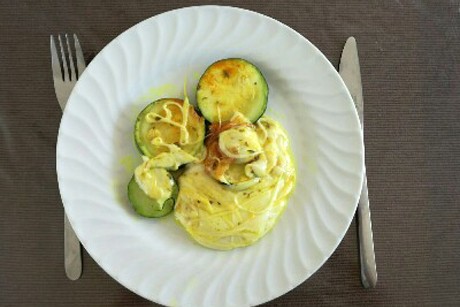 Mozzarella mit Kurkuma-Zucchini