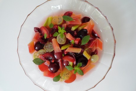 Sommerlicher Obstsalat mit Rhabarber und Kirschen