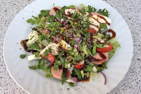 Salatteller mit Extrawurst und Mozzarella