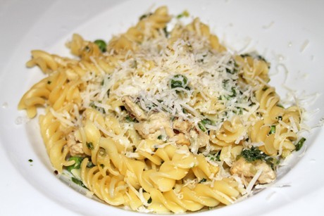 Nudeln mit Hühnchen, Kochsalat und Erbsen