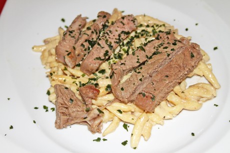 Steakstreifen auf Pfeffer-Rahm-Spätzle