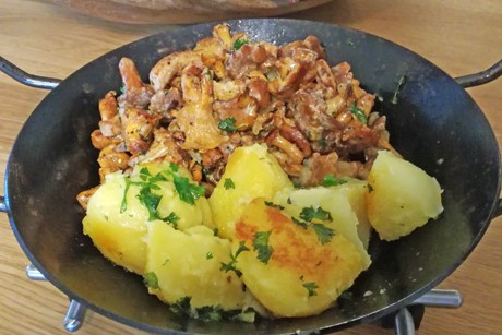 Eierschwammerl-Pfandl mit Kartoffeln