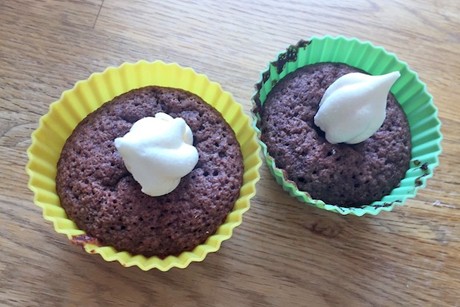 Schwedische Schokomuffins mit Baisertop (Kladdmuffins med Maräng)
