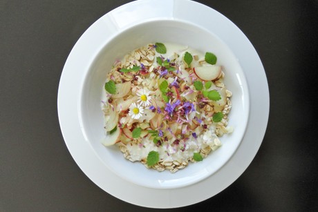 Weingartenpfirsichmüsli mit Sommerblüten