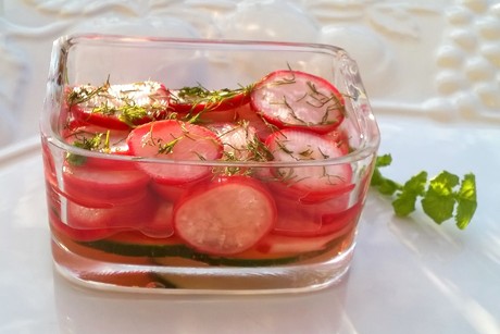Radieschen-Salat mit indischem Dill