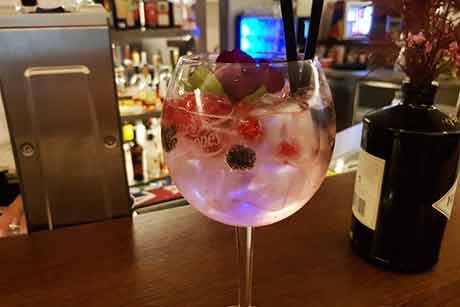 Gin Tonic mit Kirschlikör