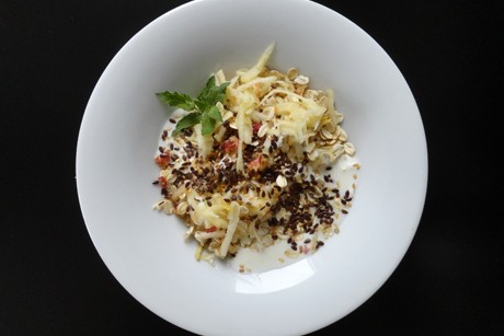 Apfelmüsli mit Sesam und Leinsamen