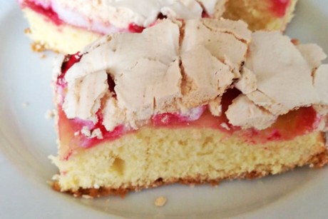 Ribiselschnitte mit Schneehaube