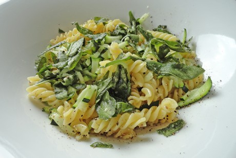 Zucchininudeln mit knusprigem Salbei