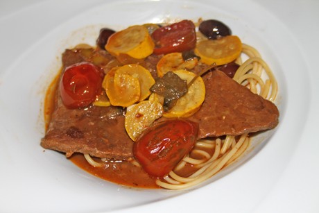 Rindsschnitzel in mediterraner Rotweinsauce