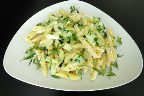 Penne mit Zucchini und Käsesauce