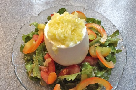 Schafkäsegupferl auf Salatbett