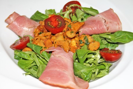 Salat mit Eierschwammerl und Schinken