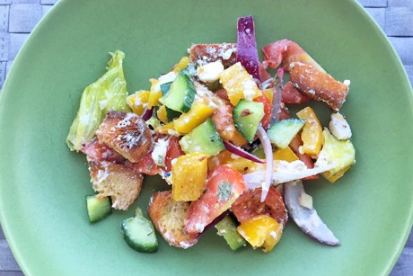 Sommerlicher Brotsalat
