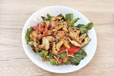 Gemischter Sommersalat mit gebratenen Putenstreifen