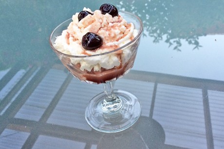 Kirschen-Eisbecher