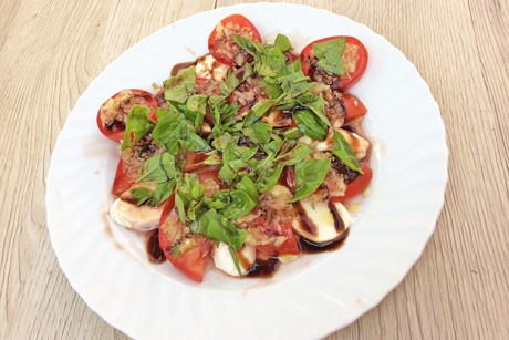 Tomate-Mozzarella mit Zwiebel und Basilikum