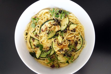 Spaghettini mit Zucchini und Oliven