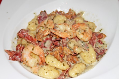 Gnocchi mit Eierschwammerl, Speck und Garnelen