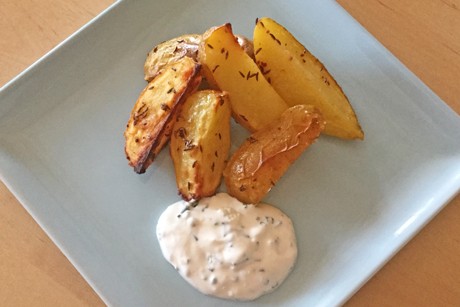 Kartoffelspalten mit Sauerrahmdip