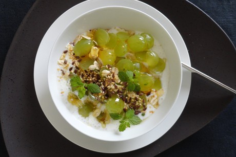 Honigmüsli mit Weintrauben