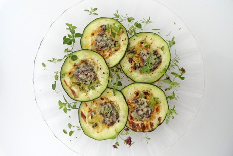 Gegrillte Zucchini mit Olivenbutter