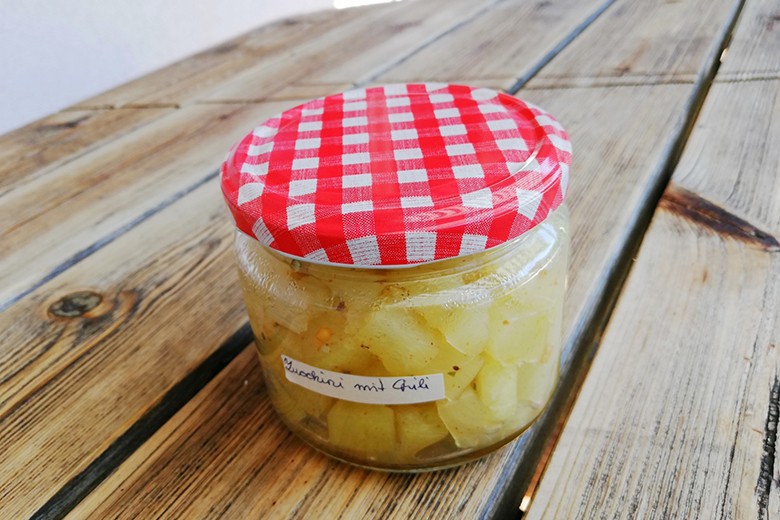 Eingelegte Zucchini mit Chili