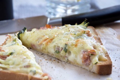 Überbackener Schinken-Zucchini-Toast