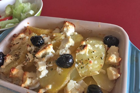 Griechisches Erdäpfel-Feta-Gratin mit Oliven