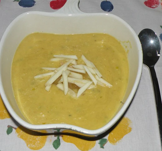 Curryrahmsuppe mit &Auml;pfeln