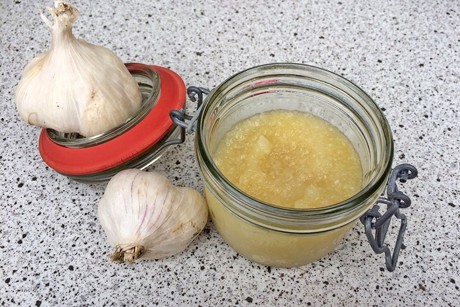 Gesalzene Knoblauchpaste