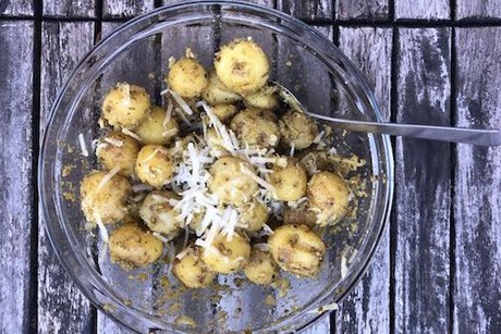 Heurige Erdäpfel mit Pesto und Grana