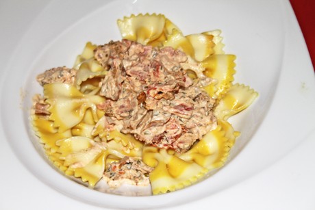 Eierschwammerl - Speck - Sauce mit Nüssen und getrockneten Tomaten